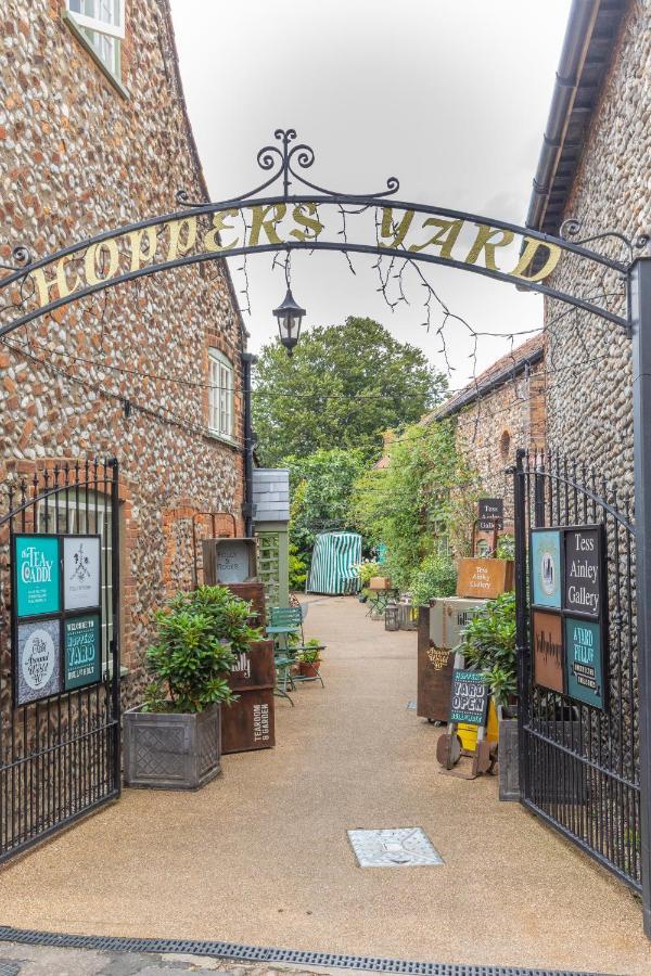 Lion Cottage Holt  Luaran gambar
