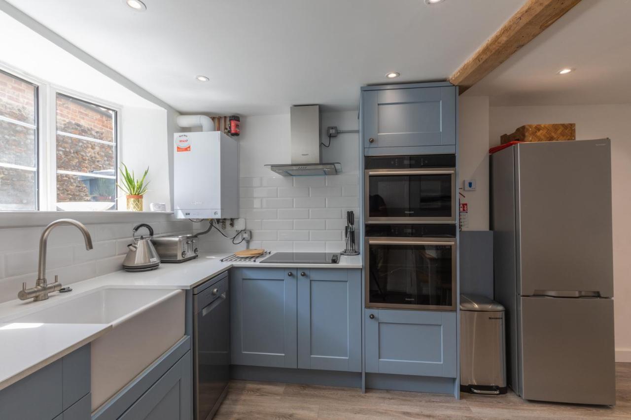 Lion Cottage Holt  Luaran gambar